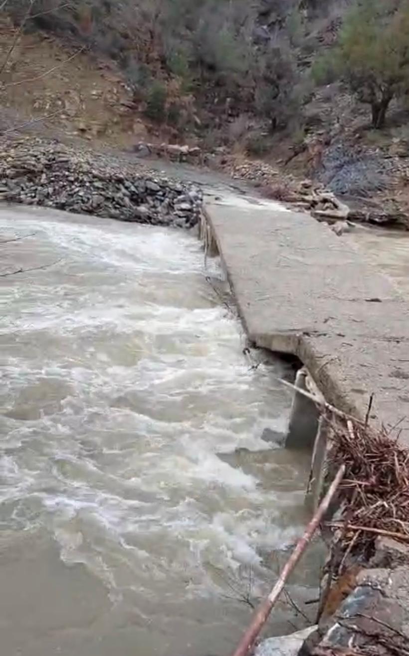 Darıbükü Köylülerinin Arazilerine Tek Ulaşım Kaynağı Olan Köprü Selde Tahrip Oldu, Araç Geçişine Kapandı