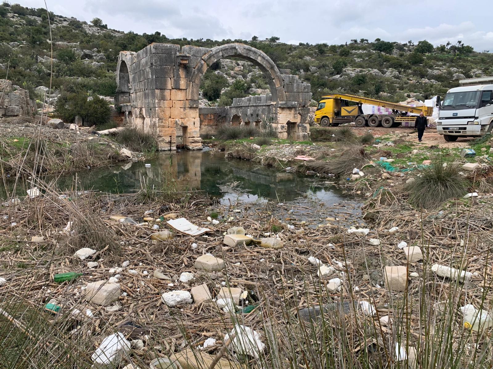 Demre'deki Tarihi Anıtsal Çeşme Çöplük Ve Hurdalık Oldu