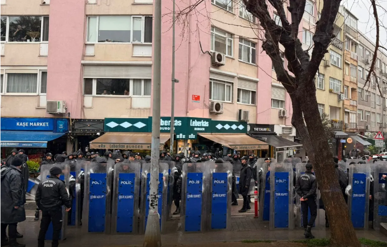 Tutuklu gazeteciler için eylem yapan gazetecilere polis ablukası