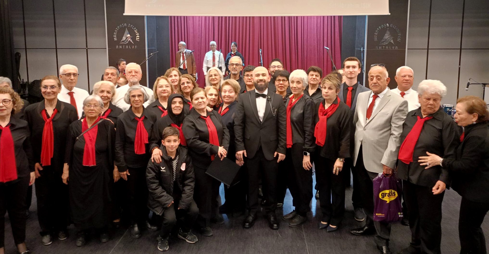 Türkülerle kuşaklar buluştu: yaşlı evleri sahnede