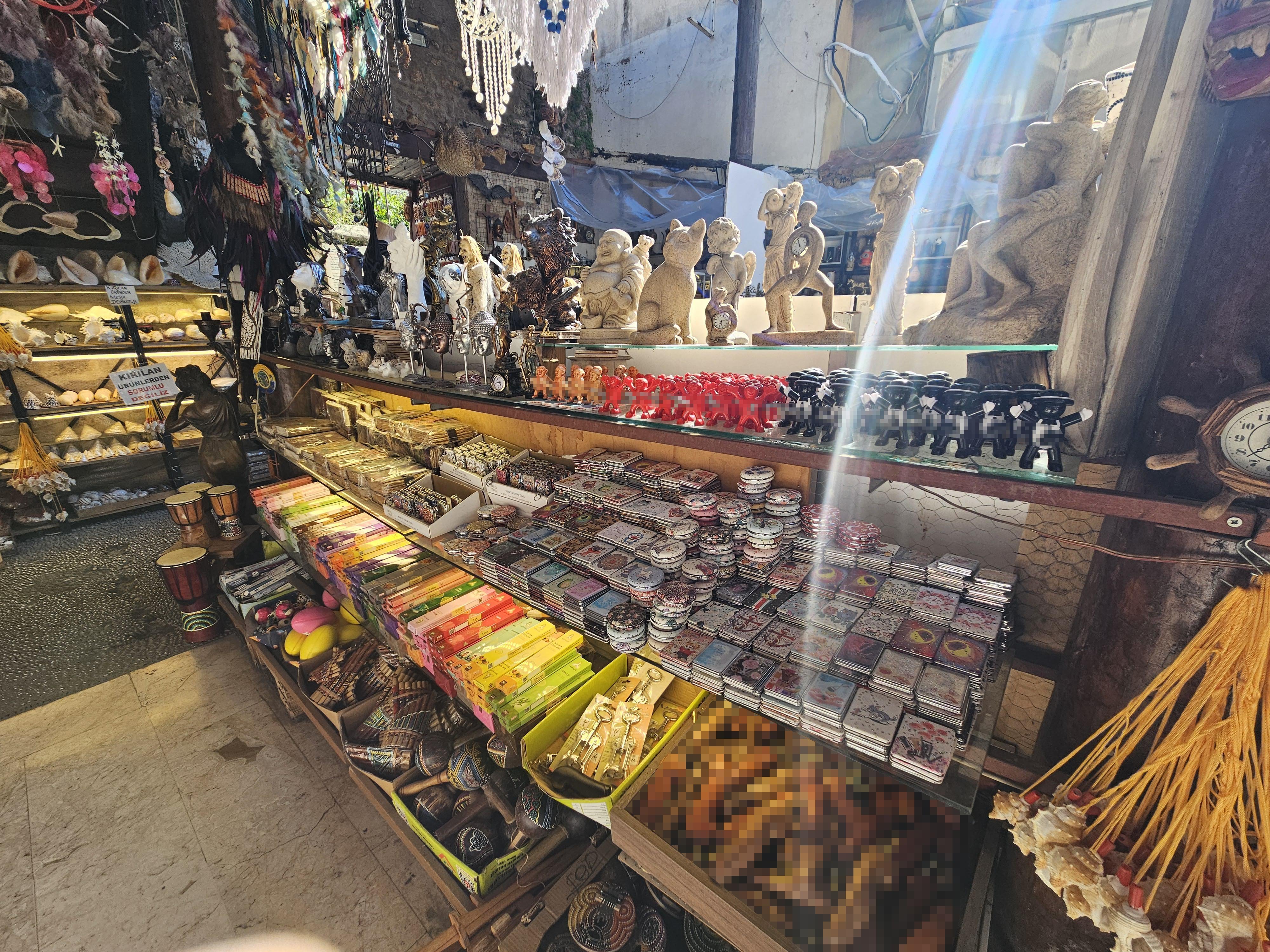 Kaleiçi'ndeki 'müstehcen' heykel kepenk kapattırdı