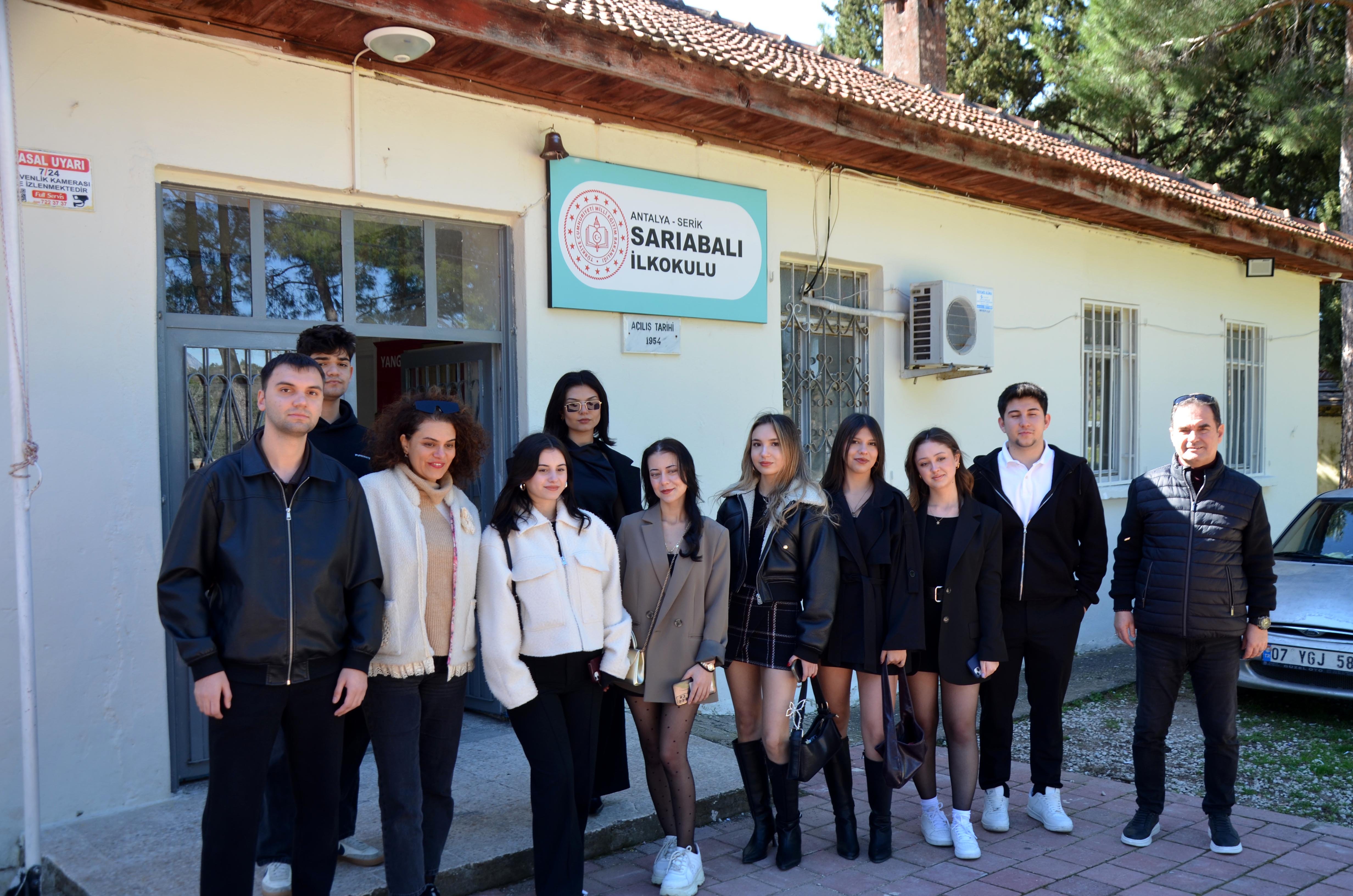 Serik'te MEB okullarını MEB değil, üniversiteliler yeniledi