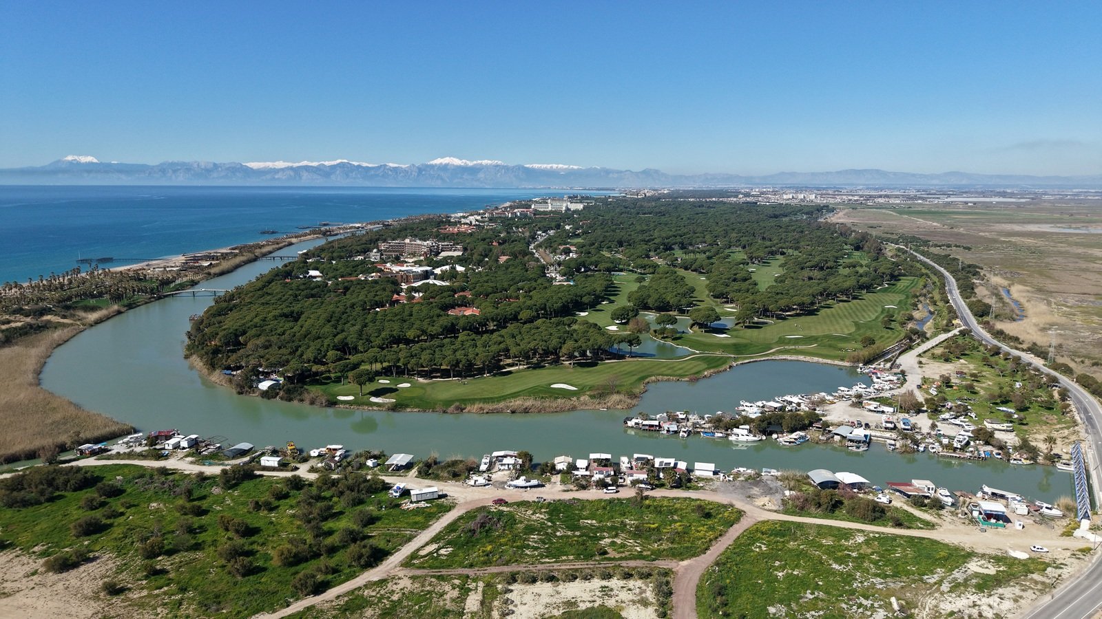Antalya’da Acısu Nehri’ndeki Kaçak Konteyner İşgali Yıkım Kararıyla Son Buluyor