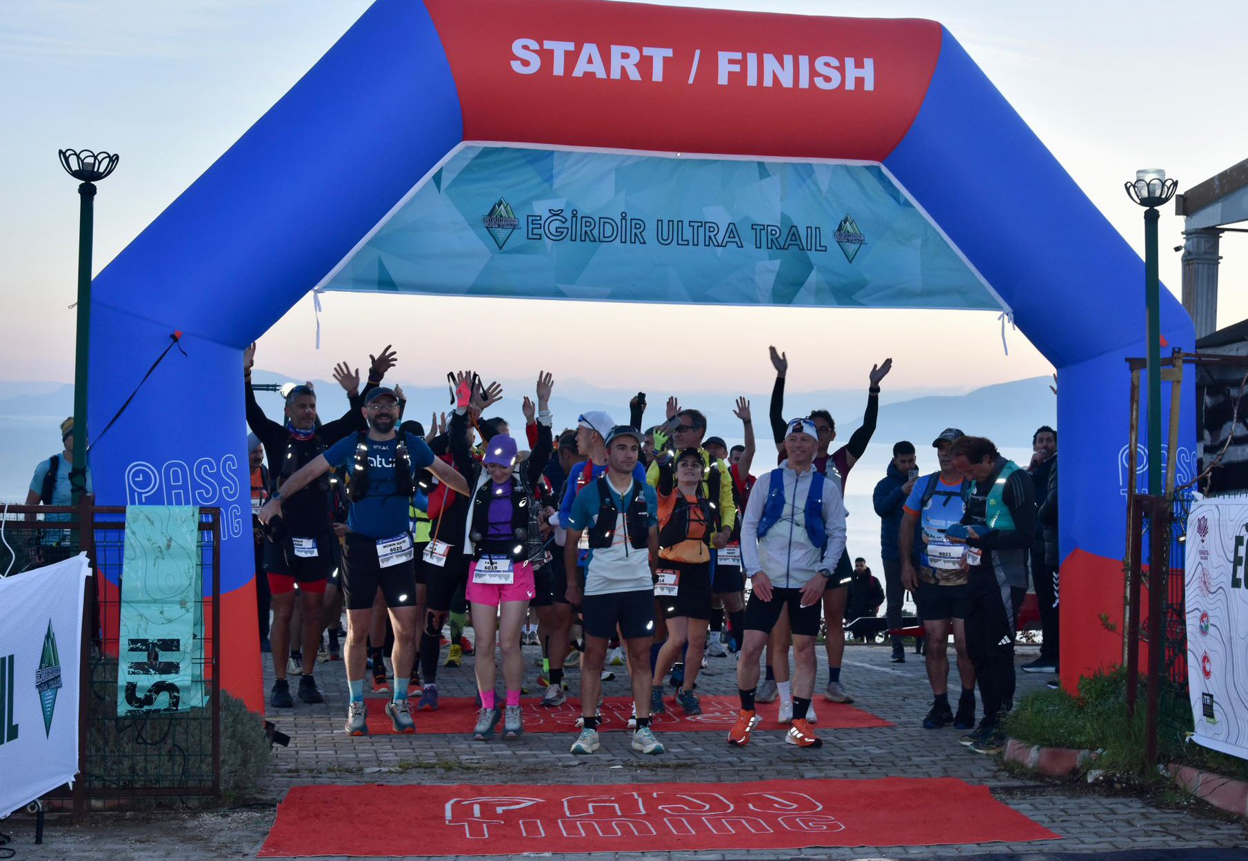 E G I R D I R U L T R A T R A I L H E Y E C A N I D O G A Y L A B U L 1279201 380651