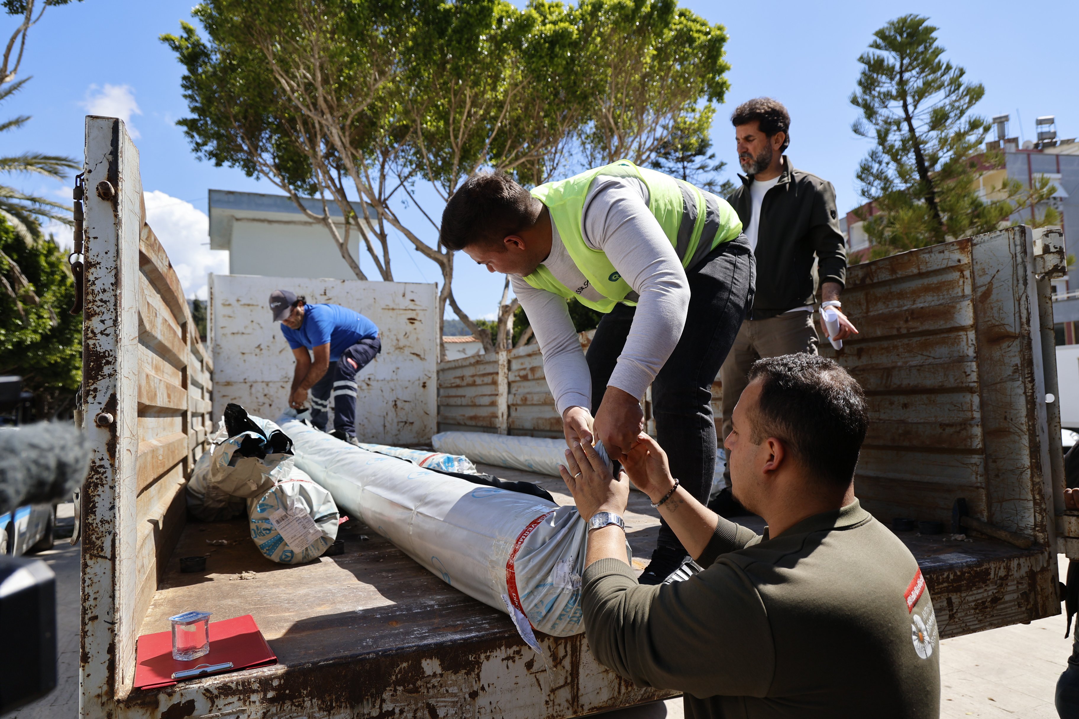 Kumluca'da hortumdan zarar gören çiftçiye destek