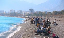 Antalya’da yaz aylarını aratmayan havayı görenler sahile koştu