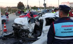 Antalya'da feci kaza! Tek şeritli yolda otel servisi ile otomobil çarpıştı: 2 ölü, 14 yaralı