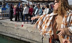 Antalya'da denize kırmızı karanfiller bırakıldı