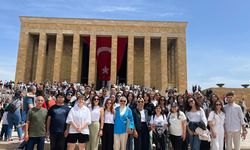 ABB öğrenci yurtlarında kalan gençler Anıtkabir’i ziyaret etti