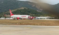 Antalya'da faciadan dönüldü:  Uçağın ön lastiği inişte patladı