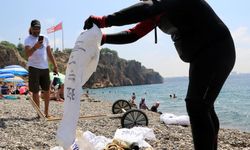 Konyaaltı Plajı'ndan  günlük 60 ton çöp toplanıyor