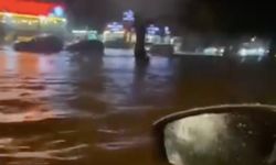 Antalya'da fırtına etkili oldu, sağanak yolları göle çevirdi