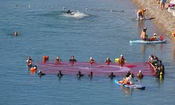 Antalya'da dalgıçlar denizde dev Türk bayrağı açtı