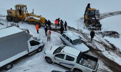 Antalya'da karda mahsur kalan 3 aile kurtarıldı