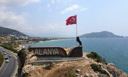 Alanya'da bozkurt heykeli krizi