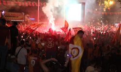 Antalya Sarı-Kırmızıya Boyandı