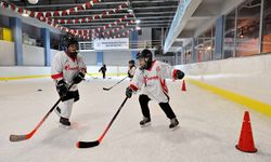 Antalya sıcaklarında buz hokeyinde şampiyonluk iddiası