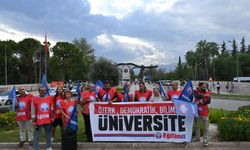 Üniversite önünde üniversiteyle ilgili öğrencisiz, akademisyensiz açıklama