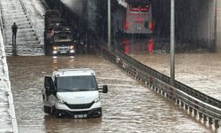 Alanya’da alt geçidi su bastı: Araçta mahsur kalan 8 kişi kurtarıldı