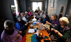 Çocuk Esirgeme Kurumu için örüyorlar