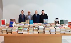 Profesörden Antalya Kütüphanesi’ne 2 bin kitap bağışı