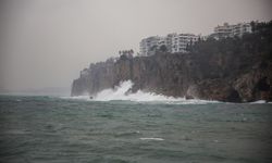 Antalya'da yağış ve fırtına etkisini gösterdi
