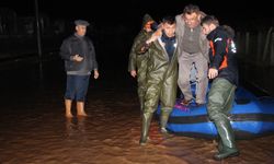 Sağanak Antalya’yı Vurdu: Seralar Sular Altında, Mahsur Kalanlar Botla Kurtarıldı