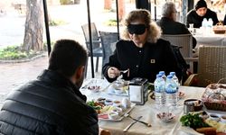 Gözlerini bağlayıp yemek yediler