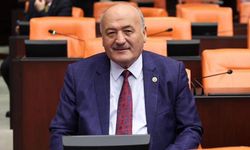 Meclis kürsüsünü otel reklam panosuna çevirdi