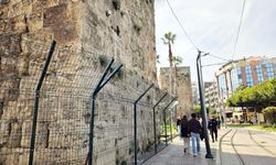 Tarihi burçlara tel örgü, titreşimin zararına çare olur mu?