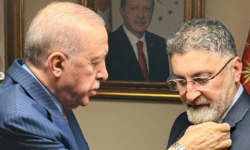 Gerekçesiz CHP'den ayrılan Kumbul'a AKP rozeti takıldı