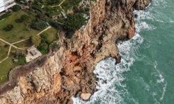 Falezlerde kaçak asansör ve baraka için yıkım kararı