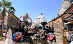 Kepez'de bir ev, 20 kamyon çöp, binbir koku