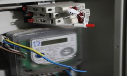 Bina sahibinin borcu yüzünden apartman 6 gün elektriksiz kaldı