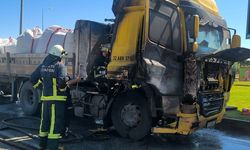 Kırmızı ışıkta bekleyen TIR alev aldı