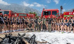 Kraliçe adaylarına yangın söndürme eğitimi