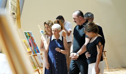 Atık kağıtlar sanata dönüşürse : Kağıtların Dansı sergisi açıldı