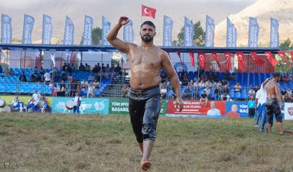 Gökbel'de Başpehlivan Enes Doğan