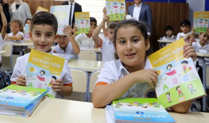 Antalya’da yarım milyonu aşkın öğrenci ders başı yapıyor