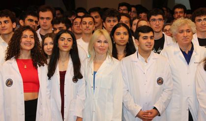 Genç hekim adayları beyaz önlüklerini giydi