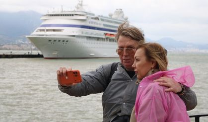 Antalya'ya sezonun ilk kruvaziyeri geldi