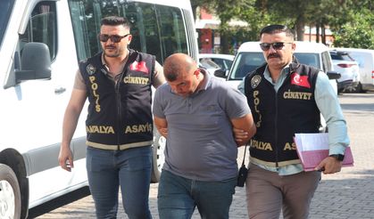 Eşi ve kayınpederini öldüren öğretmen adliyede