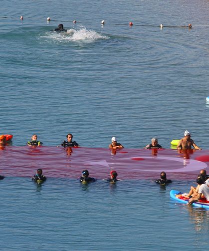 Antalya'da dalgıçlar denizde dev Türk bayrağı açtı