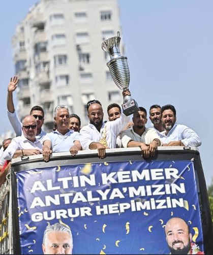 Okulu Antalya’da coşkuyla karşılandı
