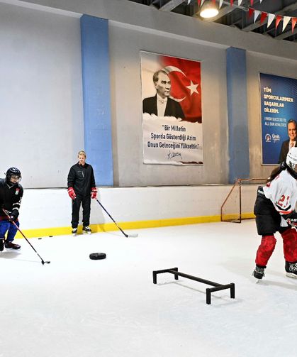 Antalya'da ilk buz hokeyi kampı
