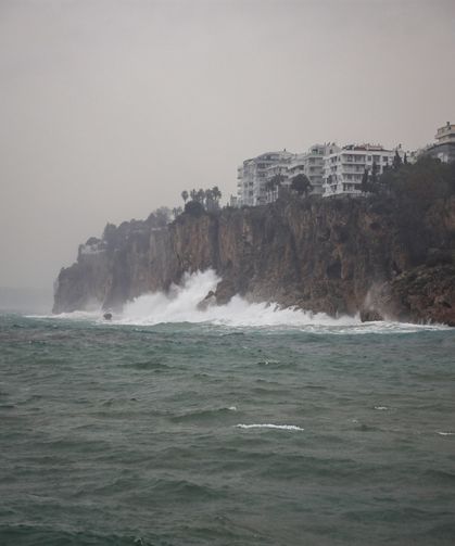 Antalya'da yağış ve fırtına etkisini gösterdi