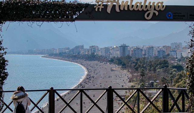 Antalya'da bayramdaki yoğunluk yaz aylarını aratmadı