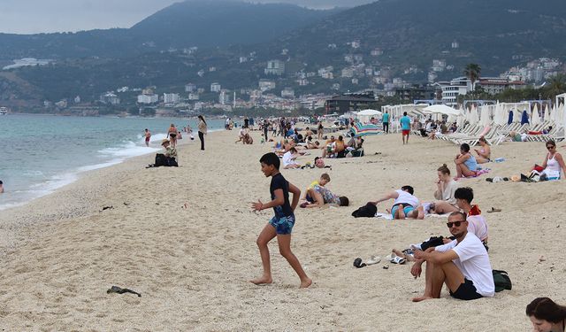Alanya’da vatandaşlar bayramın 3'üncü gününü plajda geçirdi