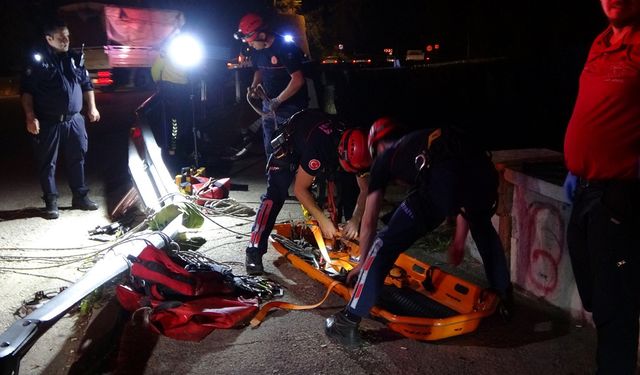 Antalya'da faciadan dönüldü! 15 metrelik uçurumdan uçtular, hayatlarını ağaç kurtardı