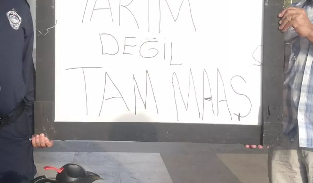 Konyaaltı Belediyesi işçilerinden yarım simitli eylem